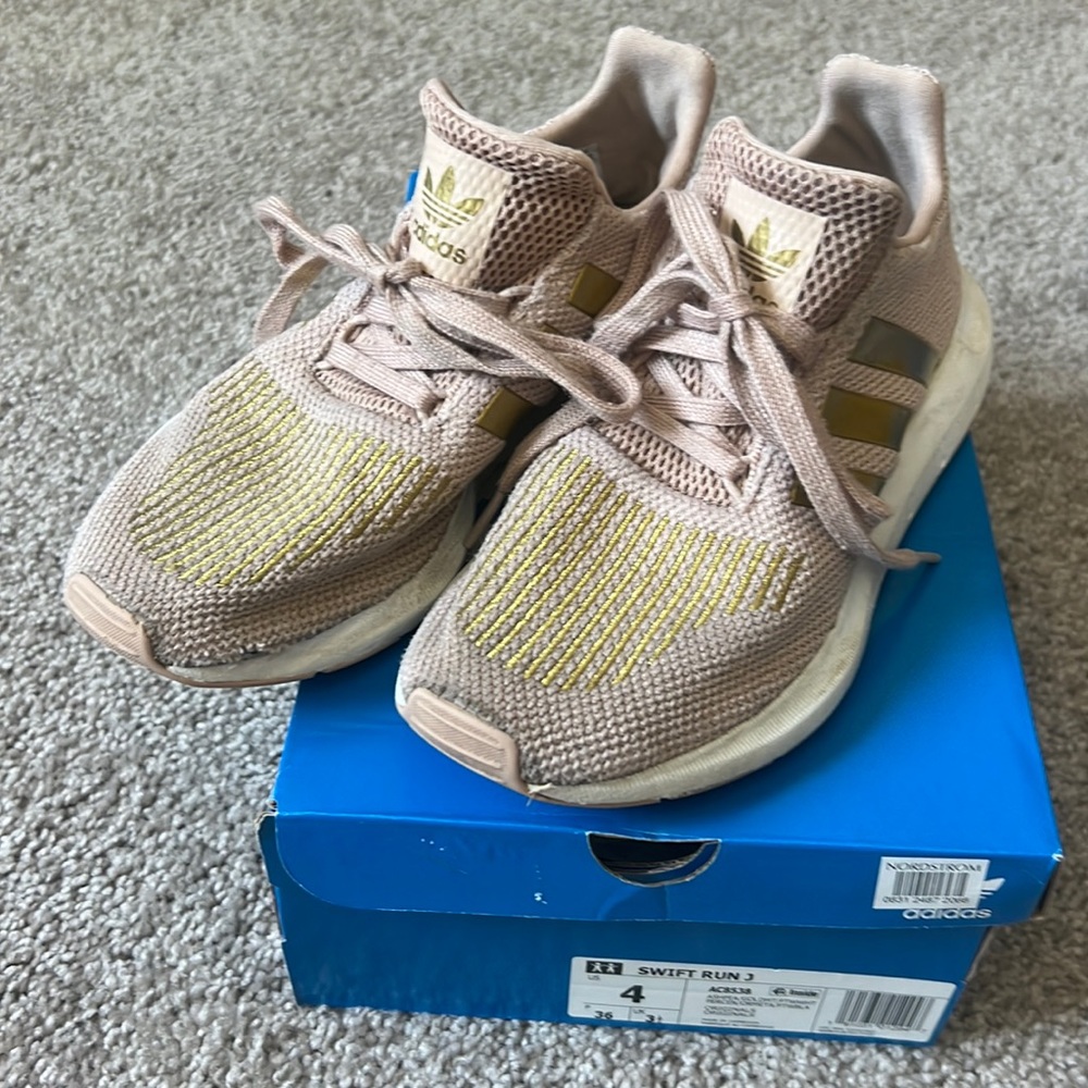 Adidas Swift run J girls size 4 Ashpea, gold & white. Super cute & comfy!